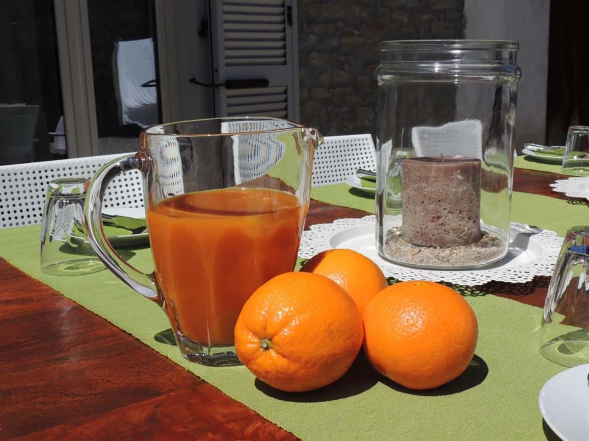 La Luce Delle Colline Bed & Breakfast Serravalle delle Langhe Dış mekan fotoğraf