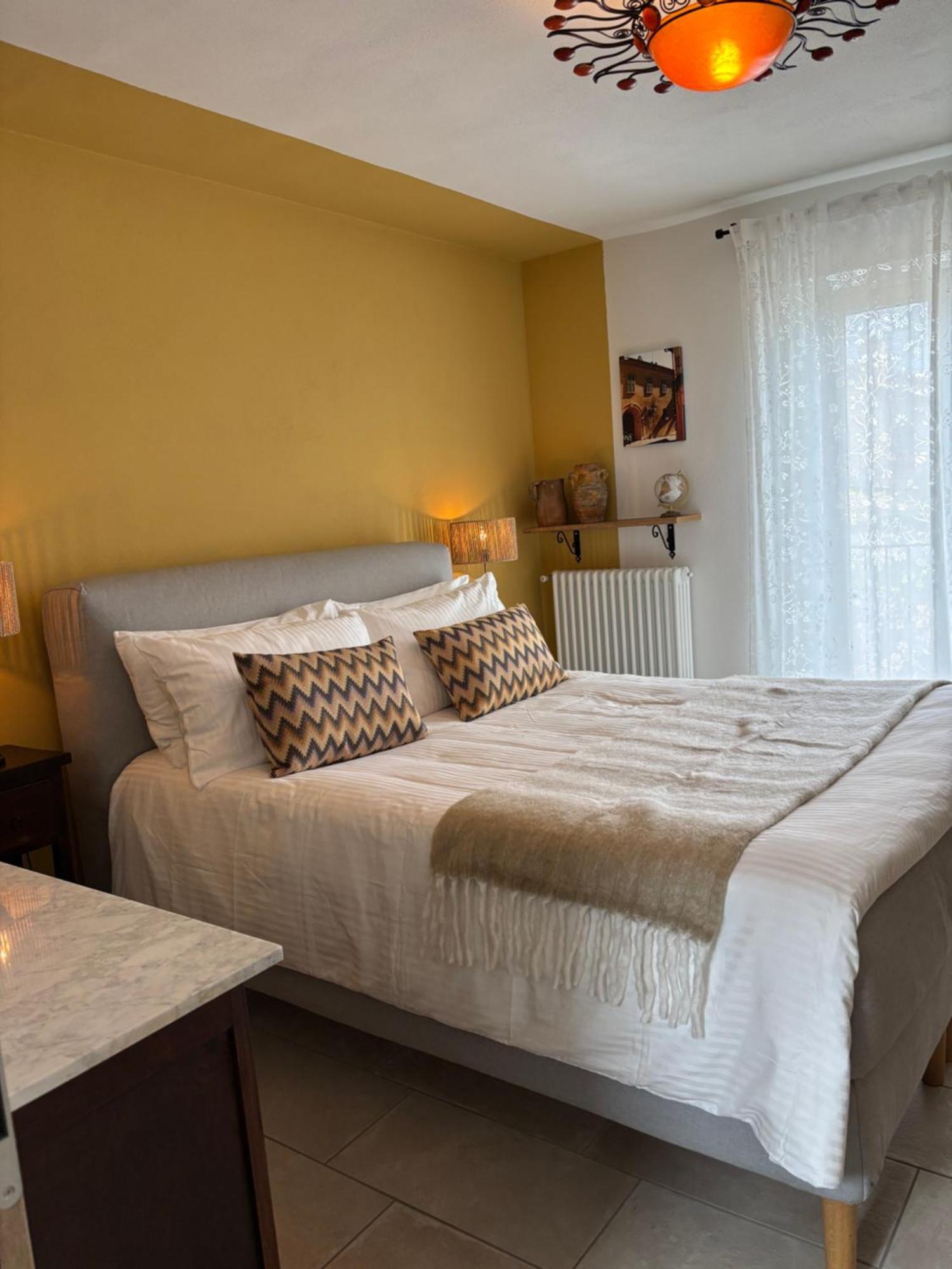 La Luce Delle Colline Bed & Breakfast Serravalle delle Langhe Dış mekan fotoğraf